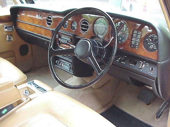 Dashboard of a Silver Shadow II from 1977.